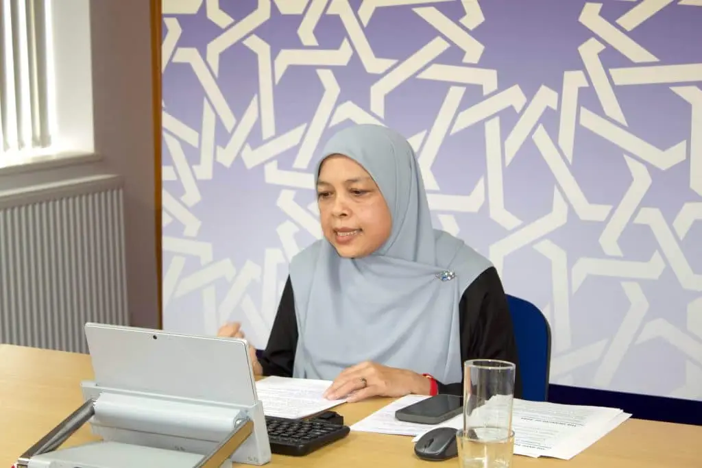Dr Rafisah Mat Radzi delivers a research seminar exploring ‘Islamic Fintech Innovations’