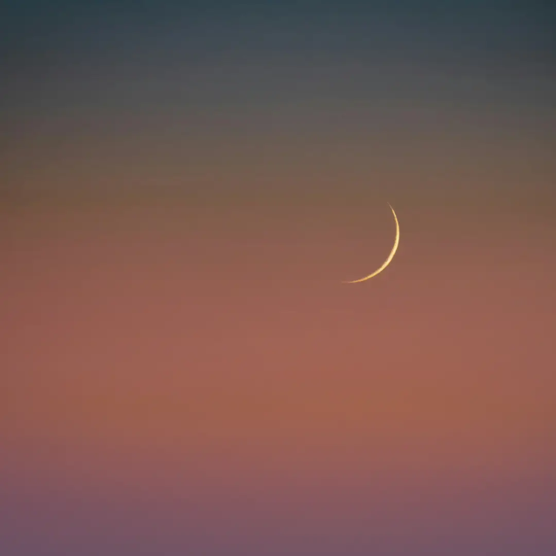 How should the beginning of an Islamic Month be determined?